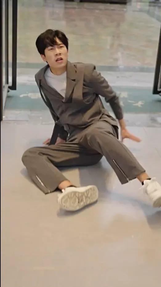 不装了,姑爷摊牌了